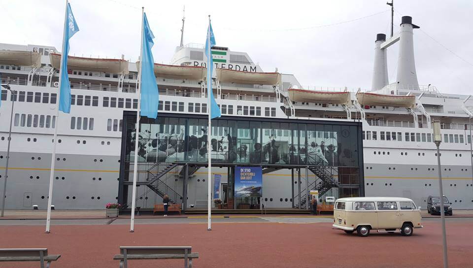 Trouwbus Tilburg voor schip in Rotterdam